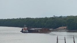 PT PMM sedang muat Zirkon di Kapal Tongkang