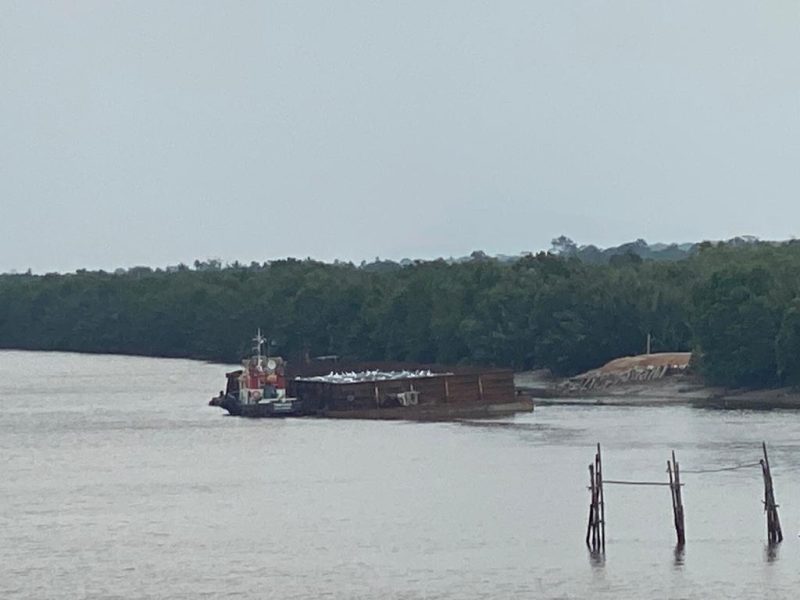 PT PMM sedang muat Zirkon di Kapal Tongkang