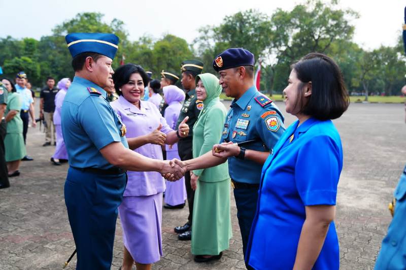 Panglima TNI Laksamana TNI Yudo Margono Ucapkan Selamat usai pelantikan Kolonel Laut (P) Mohamad Taufik M.MDS yang kini Berpangkat Laksamana Pertama TNI AL