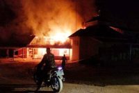 Rumah Pelaku Pembacokan Adik Bupati Muratara, Sumsel dibakar massa. (Foto ist)