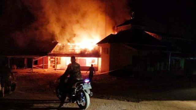 Rumah Pelaku Pembacokan Adik Bupati Muratara, Sumsel dibakar massa. (Foto ist)