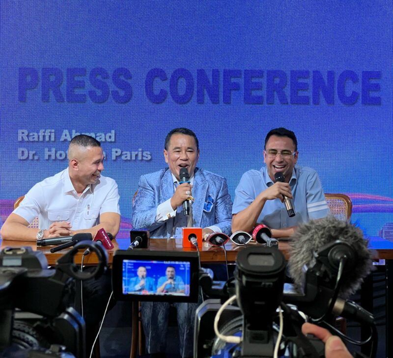 Raffi Ahmad didampingi Hotman Paris dalam Konferensi Pers