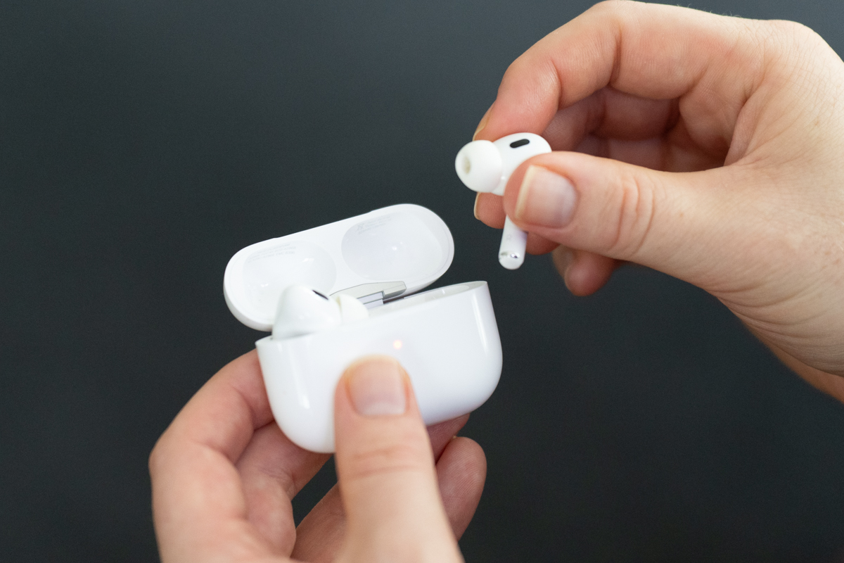 AirPods Pro 2: Inovasi Apple Mengubah Perangkat Audio Menjadi Penjaga Kesehatan Pendengaran Revolusioner