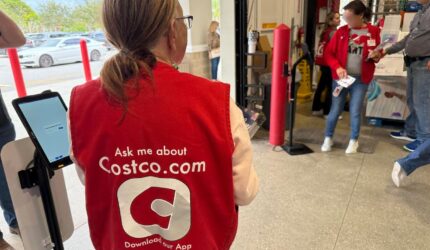 Costco menaikkan gaji menjadi lebih dari $ 30 per jam untuk karyawan non-serikat pekerja, membuat 18.000 anggota serikat menunggu