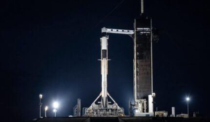 Roket SpaceX Crew-10 Falcon 9 di Pad Luncurkan