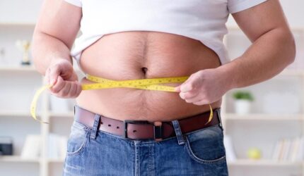 Pita pengukur perut pria yang kelebihan berat badan