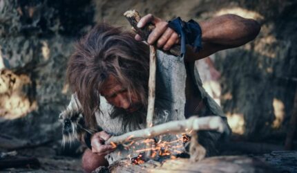 Neanderthal Caveman memulai api