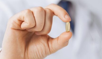 Dokter memegang kapsul obat suplemen vitamin