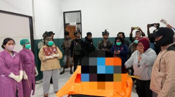Respons Cepat Satgas Ops Damai Cartenz Bersama TNI Evakuasi Jenazah Tukang Ojek Korban Pembacokan OTK di Puncak Jaya