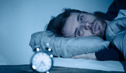 Pria muda tanpa tidur bangun di malam hari insomnia