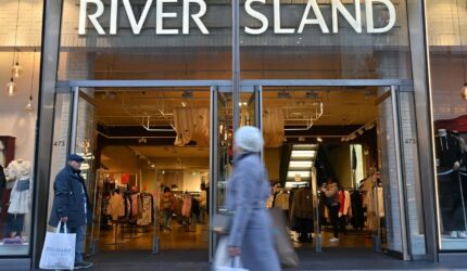 Logo, warisan dan perjuangan River Island untuk relevansi