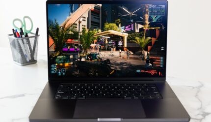 Saya memainkan 'Cyberpunk 2077' di Mac dan rasanya dekat dengan game PC