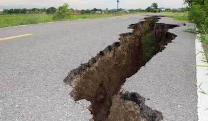 Retakan gempa bumi besar di jalan aspal