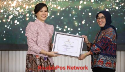Ayu Bupati Originyah disertai oleh Kepala DP3AppkB Way Kanan Andi Oktaviandi Menerima pemberian Kabupaten Ramah Anak