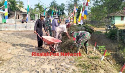 Bersihkan Jumat, Danramil 427-04/Bahuga memobilisasi pasukan yang membantu penduduk membersihkan desa