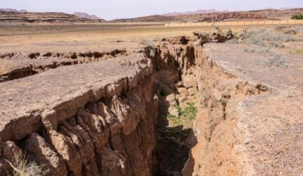 Retakan gempa di tanah
