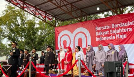 Dandim 0427/Way Kanan Bersama dengan Ketua Cabang KCK Persit L menghadiri upacara pengurangan bendera merah dan putih dalam kerangka Hari Kemerdekaan Indonesia ke -80 di Lapangan Korpri