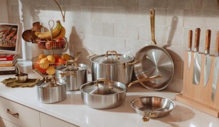 Made in Cookware menaikkan panas eceran dengan membuka peti dan barel