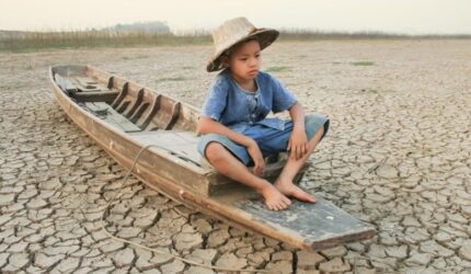 Anak yang sedih Dry River Air Tawar Kekeringan Perubahan Iklim