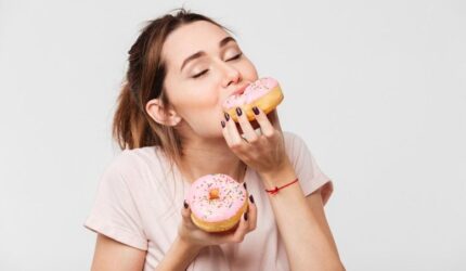 Makan makanan donat junk food