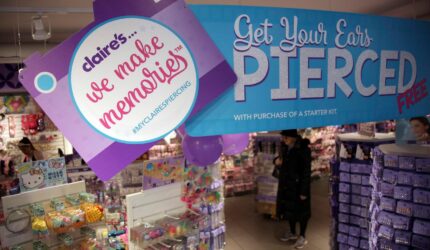 MALL STAPLE UK Claire mengikuti orang tua AS ke dalam administrasi