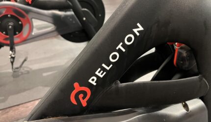 Peloton mengungguli, merencanakan lebih banyak toko mikro dan pedal kembali berdasarkan biaya