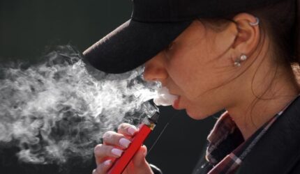 Wanita muda vaping