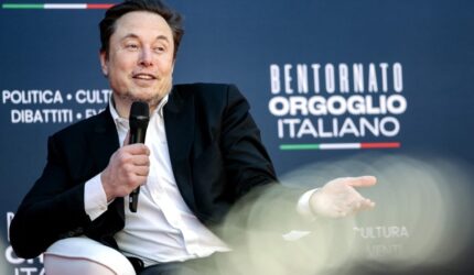 'Teroris Perusahaan' Mungkin Menghalangi Status Triliuner Elon Musk, Klaimnya
