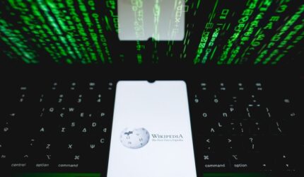 AI Membunuh Lalu Lintas Manusia di Wikipedia