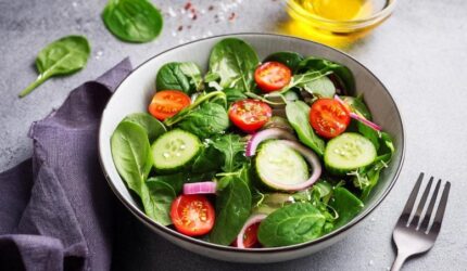Apakah Pola Makan Nabati yang “Sehat” Diam-diam Membahayakan Jantung Anda? 4 Salad Vegan Musim Semi Dengan Bayam