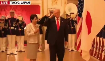 Detik-detik PM Jepang panik saat mendampingi Donald Trump di Istana 1 Detik-detik PM Jepang Panik Saat Mendampingi Donald Trump di Istana