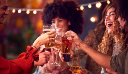 Teman Menikmati Malam Keluar Minum Alkohol