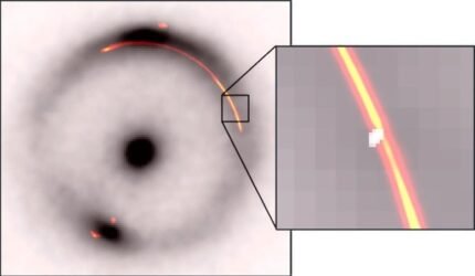 Galaksi Jauh Terdistorsi oleh Lensa Gravitasi