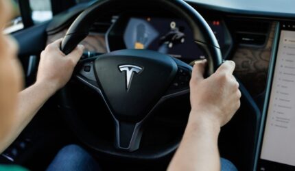 Jangan Dengarkan Penggemar Tesla di Media Sosial. FSD Tak Hanya Mencegah Kecelakaan Pesawat