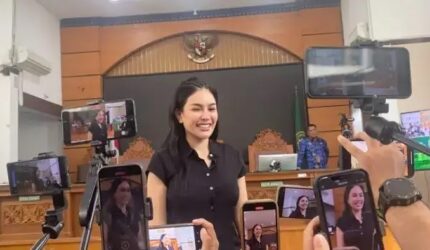 Ketukan! Nikita Mirzani Divonis 4 Tahun Penjara dan Denda Rp 1 Miliar dalam Kasus Pemerasan 3 Tok! Nikita Mirzani Divonis 4 Tahun Penjara dan Denda Rp1 Miliar dalam Kasus Pemerasan