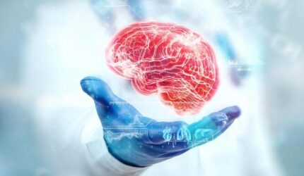 Dokter Memeriksa Hologram Otak Tutup