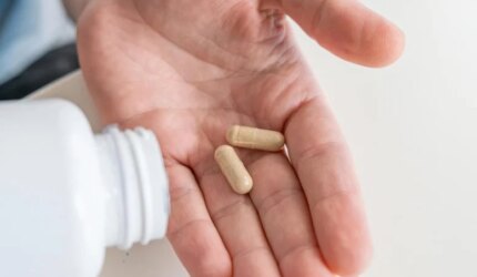 Kombo “Synbiotic” Ini Mengalahkan Omega-3 untuk Melawan Peradangan 4 Pria Menuangkan Kapsul Suplemen Nutrisi Vitamin Probiotik Ke Tangan