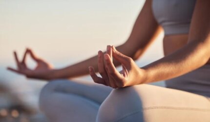 Meditasi Memiliki Efek Samping yang Berpotensi Berbahaya. Inilah Yang Menurut Para Ilmuwan Harus Anda Ketahui 1 Wanita Lotus Pose Meditasi Sunset Beach