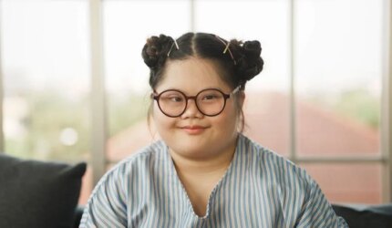 Molekul Otak yang Hilang Mungkin Menyimpan Rahasia Meningkatkan Kognisi pada Sindrom Down 2 Sindrom Kacamata Down Gadis Muda