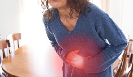 Wanita Senior Sakit Perut Masalah Pencernaan IBS