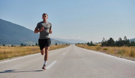 Pelari Marathon yang Berdedikasi di Jalan