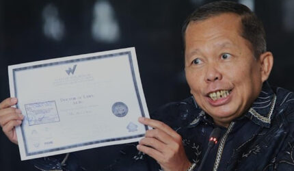 Arsul Sani Pamer Ijazah Gelar Doktor dan Foto Wisuda