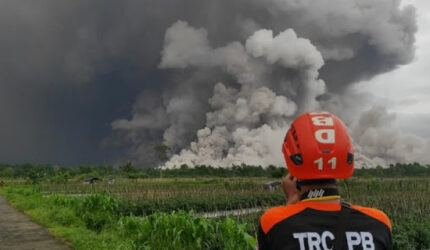 BNPB Evakuasi 300 Warga Terdampak Erupsi Semeru