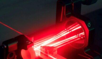 Penguat Parametrik Optik Multipass dengan Sinar Laser