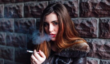 Wanita Cantik Merokok Mantel Kulit Rokok