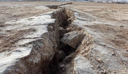 Konsep Seni Tanah Retak Patahan Gempa Bumi