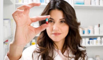 Apoteker Memegang Pil Obat Tylenol