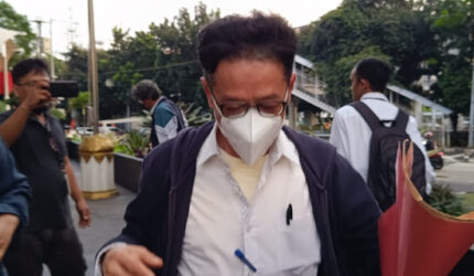 KPK Sita Dokumen dan Mobil dari Rumah Mantan Sekjen Kemnaker 4 KPK Sita Dokumen dan Mobil dari Rumah Bekas Sekjen Kemnaker