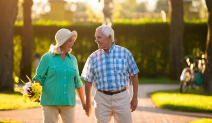 Pasangan Senior Bahagia Berpegangan Tangan Berjalan