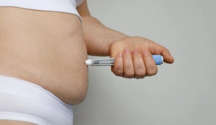 Pena Injeksi Semaglutide Wanita di Perut